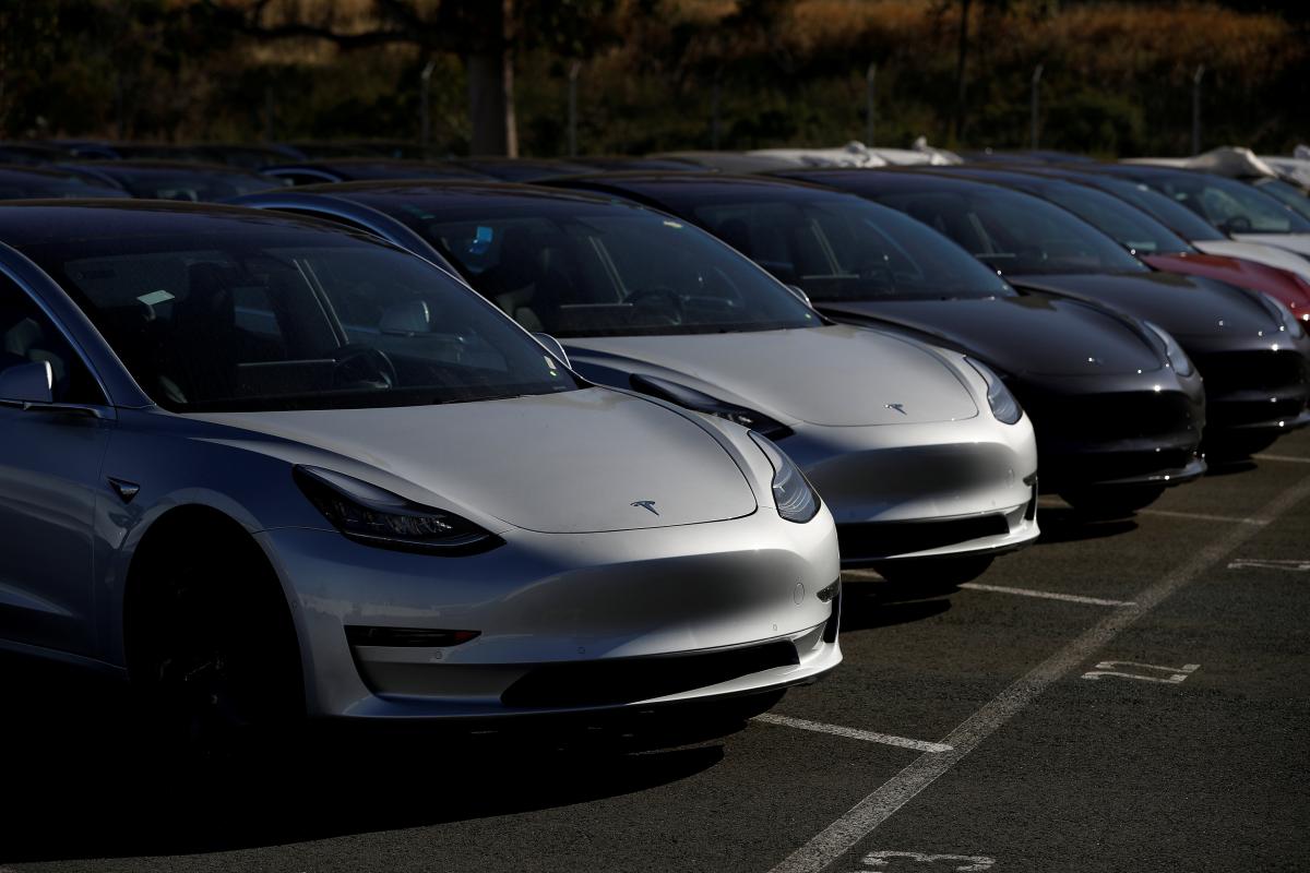 Tesla Model 3 было завезено 433 штуки / фото REUTERS