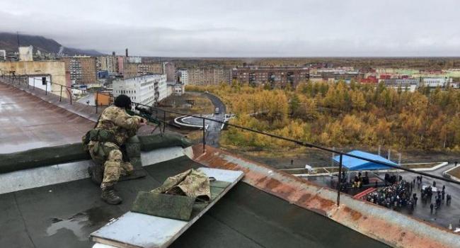 У мережі посміялися з патріарха РПЦ Кирила через «снайпера-хранителя» (фото) У мережі посміялися з патріарха РПЦ Кирила через «снайпера-хранителя» (фото)
