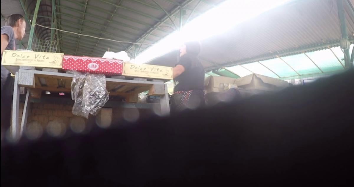 Хтось з кола обраних торгує некондиційними солодощами на ринку, хтось орендує приміщення під магазин / фото Вадим Цвєтков