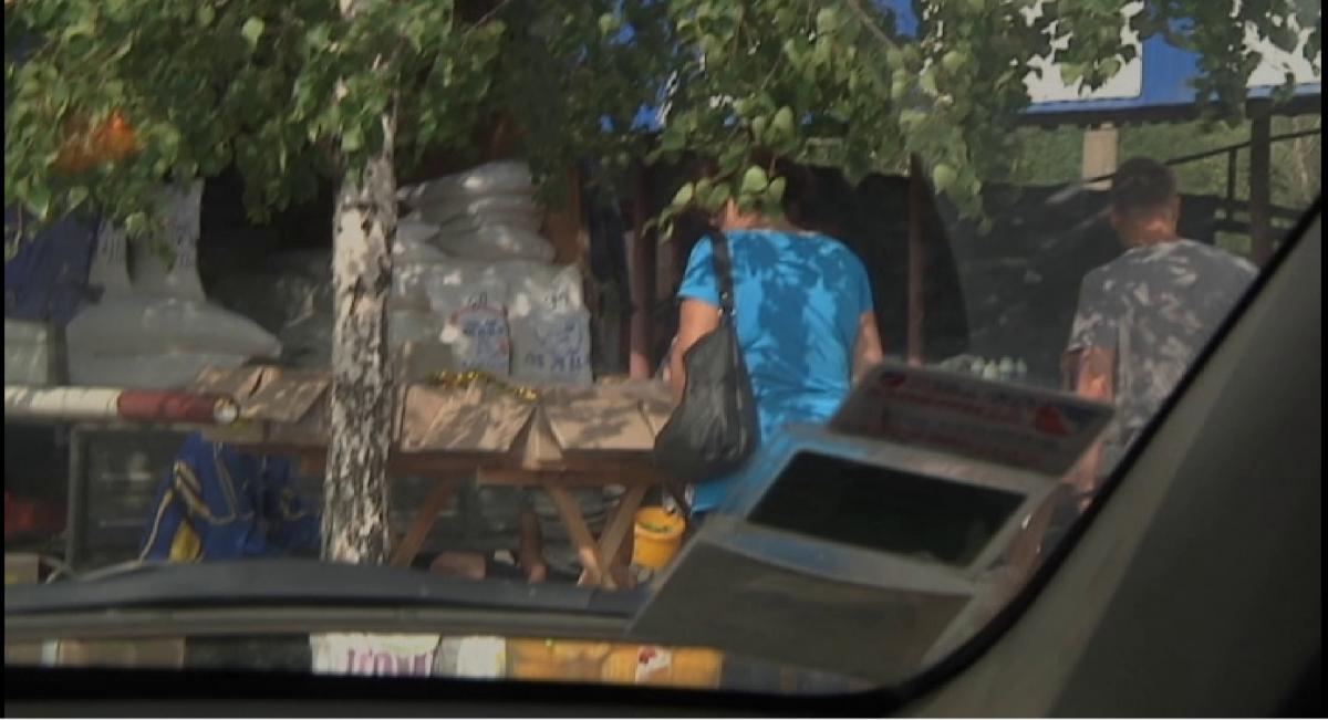 Підприємець продає солодкий крам прямісінько з вантажівки / фото Вадим Цвєтков