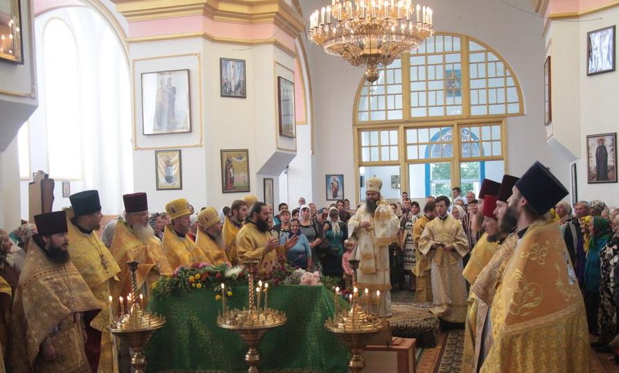 Божественную литургию в храме Рождества Пресвятой Богородицы совершил архиепископ Нежинский и Прилуцкий Климент / orthodox.cn.ua