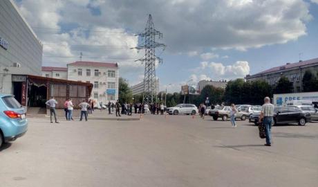 Перестрелка произошла на выходе из кафе / Фото: Типичное ХТЗ / Facebook Перестрелка произошла на выходе из кафе / Фото: Типичное ХТЗ / Facebook