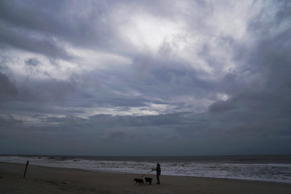 Метеорологическая служба Франции предупреждает о сильных порывах ветра и высоких волнах на атлантическом побережье / иллюстрация REUTERS