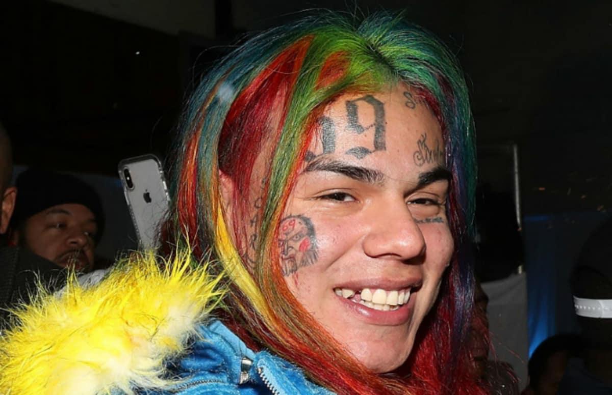 На репера 6ix9ine напали під час концерту в Москві / соцмережі На репера 6ix9ine напали під час концерту в Москві / соцмережі