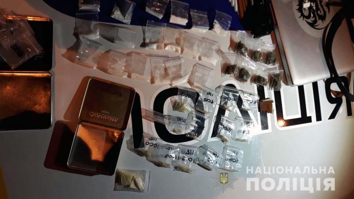 Вилучені речовини направлені поліцією на експертизу / фото npu.gov.ua Вилучені речовини направлені поліцією на експертизу / фото npu.gov.ua
