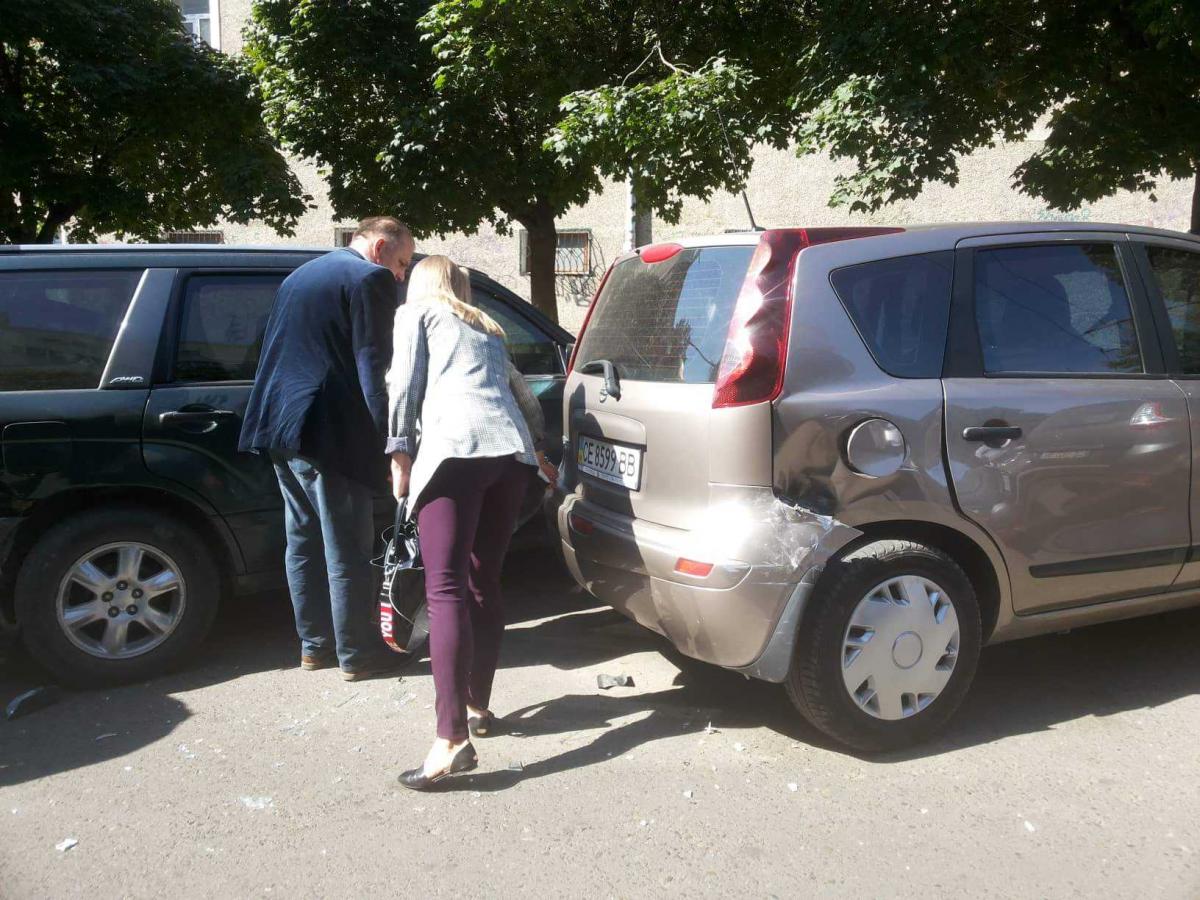 Чернівчанин захотів відчути 'смак життя', викрав старий жигуль і розбив 9 авто (фото) Чернівчанин захотів відчути 'смак життя', викрав старий жигуль і розбив 9 авто (фото)
