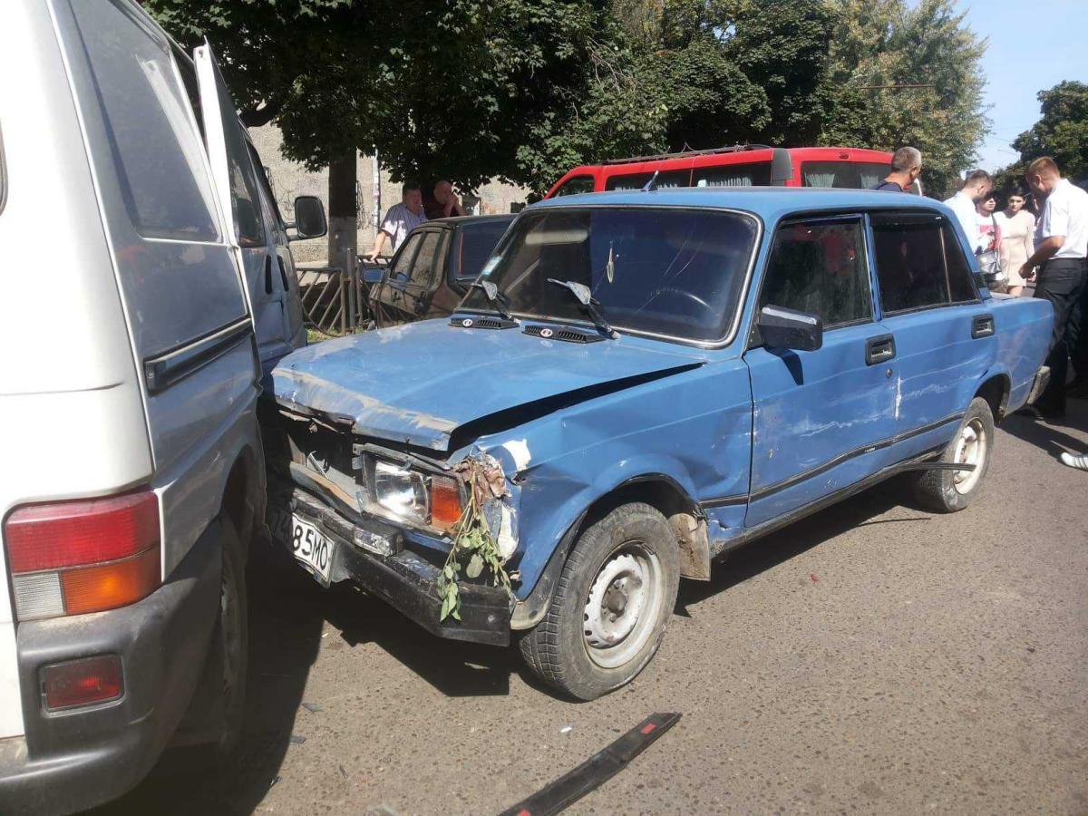 Чернівчанин захотів відчути 'смак життя', викрав старий жигуль і розбив 9 авто (фото) Чернівчанин захотів відчути 'смак життя', викрав старий жигуль і розбив 9 авто (фото)