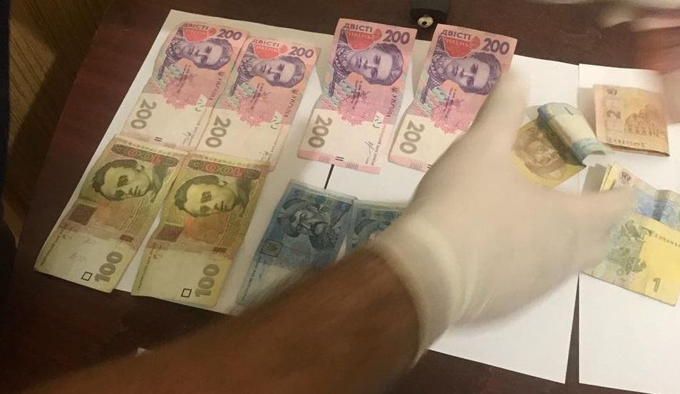 На Тернопільщині затримали працівника міграційної служби, який погорів на хабарі у тисячу гривень На Тернопільщині затримали працівника міграційної служби, який погорів на хабарі у тисячу гривень
