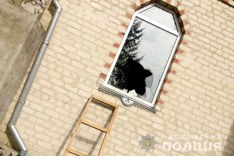 Зловмисник потрапив в середину, розбивши вікно / фото Нацполіція Зловмисник потрапив в середину, розбивши вікно / фото Нацполіція