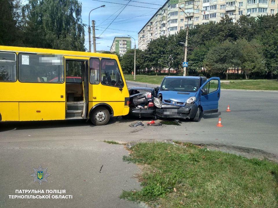 У Тернополі внаслідок потрійної ДТП госпіталізували одного з пасажирів (фото) У Тернополі внаслідок потрійної ДТП госпіталізували одного з пасажирів (фото)