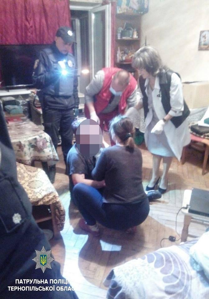 У Тернополі після бійки госпіталізували двох чоловіків, в одного з них виявили пістолет (Фото) У Тернополі після бійки госпіталізували двох чоловіків, в одного з них виявили пістолет (Фото)