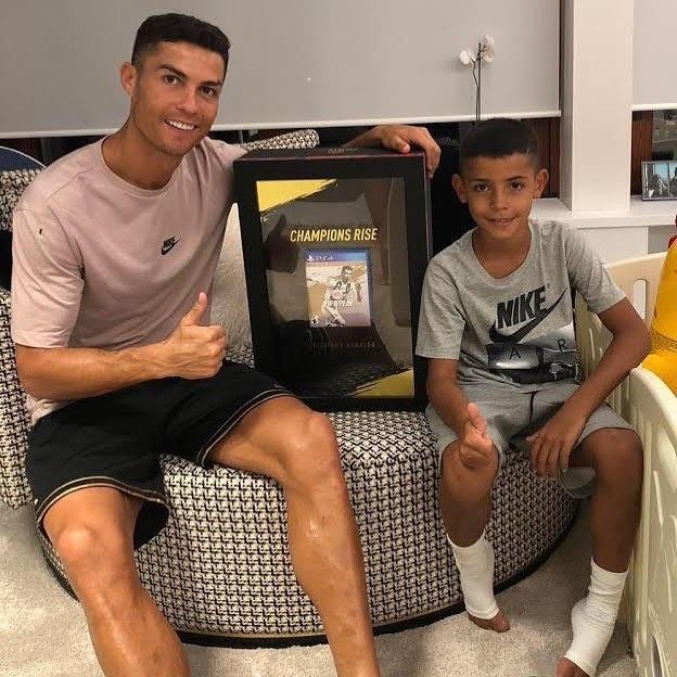 Роналду першим протестує онлайн-гру FIFA 19 / instagram.com Роналду першим протестує онлайн-гру FIFA 19 / instagram.com