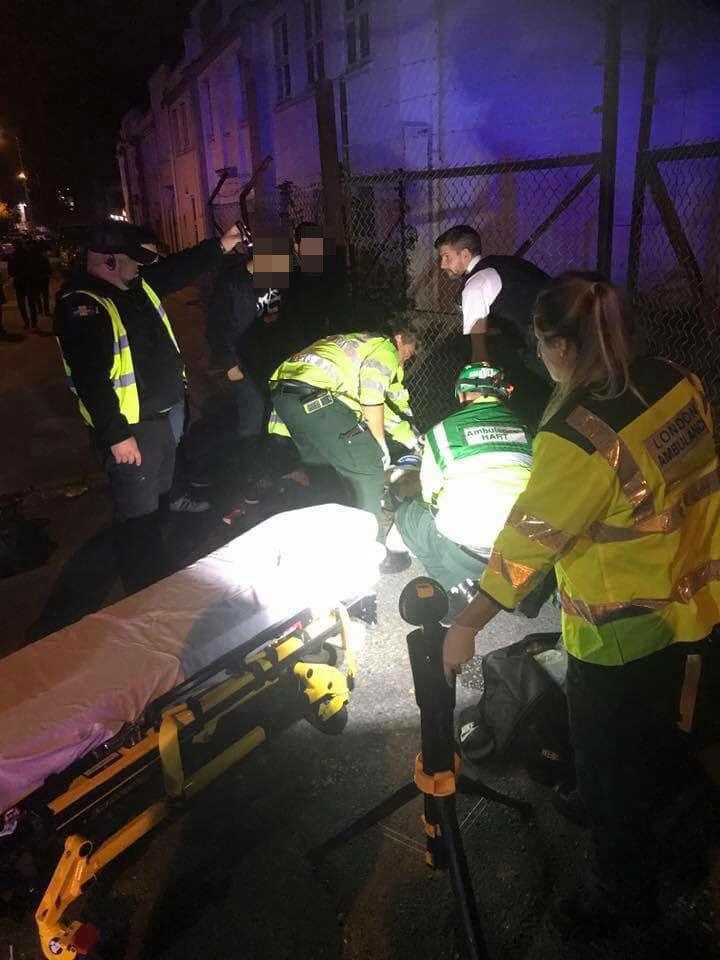 У Лондоні авто в'їхало у натовп біля мечеті (фото) У Лондоні авто в'їхало у натовп біля мечеті (фото)