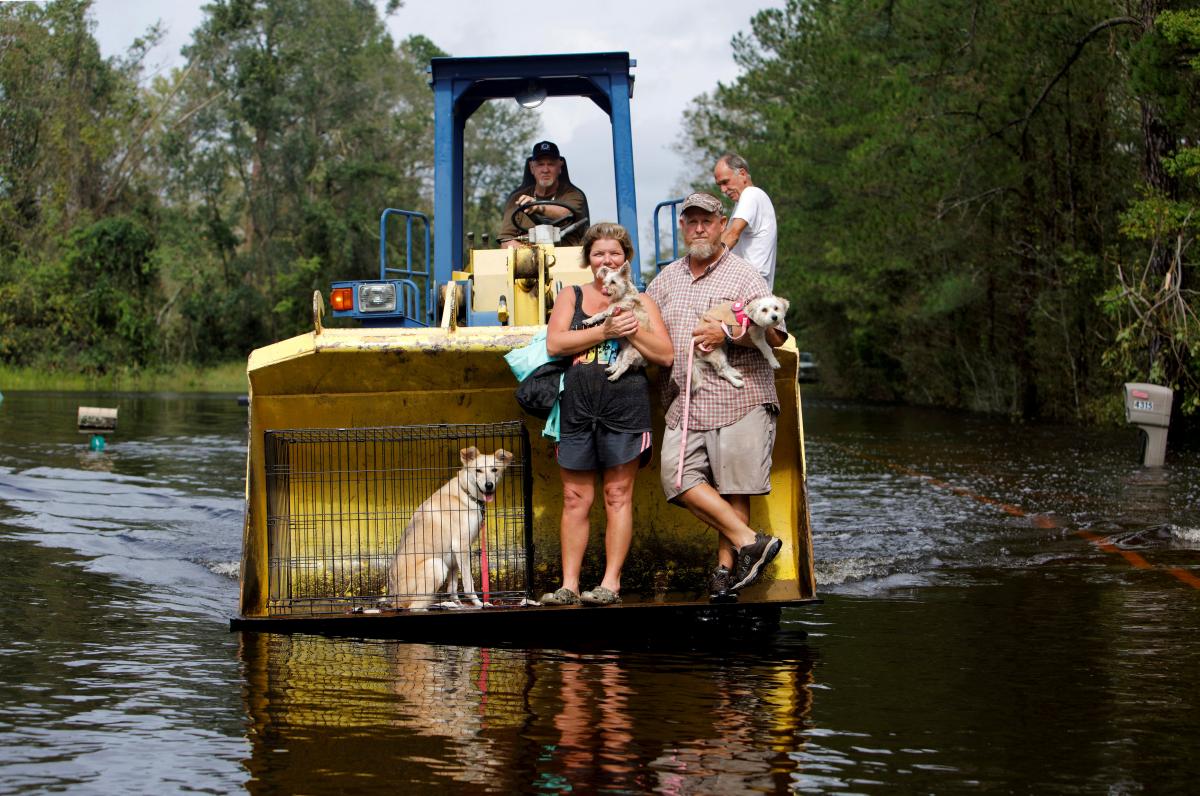 Люди рятуються від повені після урагану "Флоренс" / REUTERS