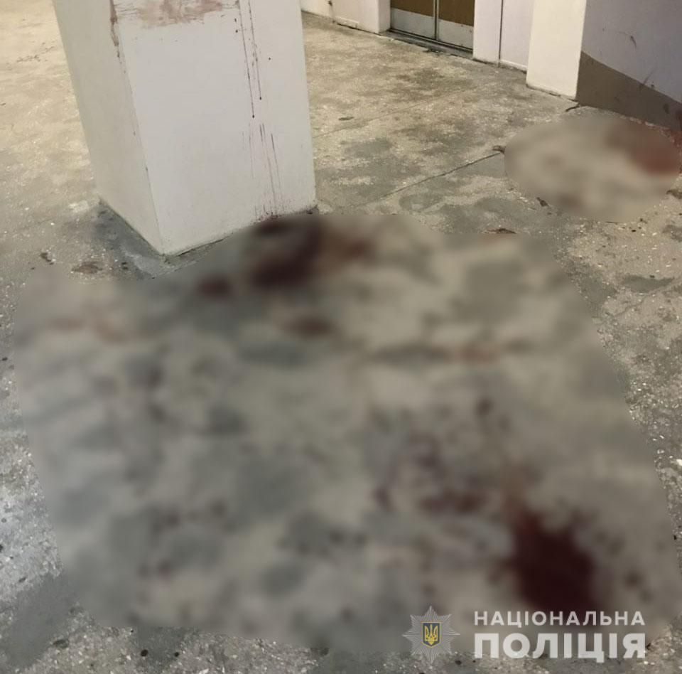 Тіло чоловіка з ножовими пораненнями знайшли на 9 поверсі Вузу / фото: Нацполіція Тіло чоловіка з ножовими пораненнями знайшли на 9 поверсі Вузу / фото: Нацполіція