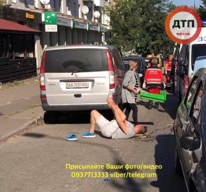 Водитель авто сбил двух пешеходов / facebook.com/dtp.kiev.ua Водитель авто сбил двух пешеходов / facebook.com/dtp.kiev.ua