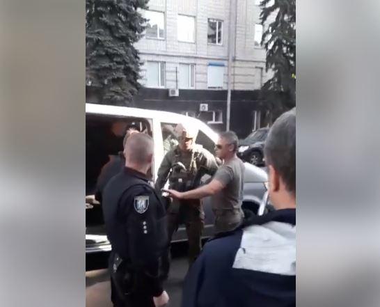 Возле САП произошла потасовка / Скриншот, Facebook - Nataliya Barsuk