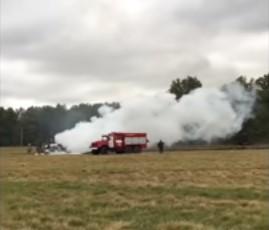 На видео спасатели пытаются потушить обломки самолета / скриншот На видео спасатели пытаются потушить обломки самолета / скриншот