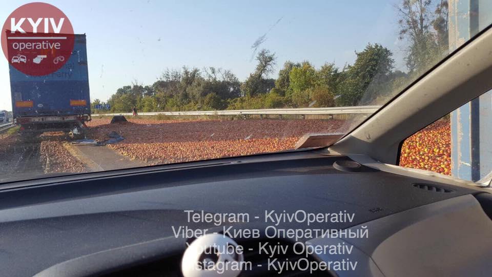 Тисячі яблук на дорогу висипалися / фото оперативний Київ Тисячі яблук на дорогу висипалися / фото оперативний Київ