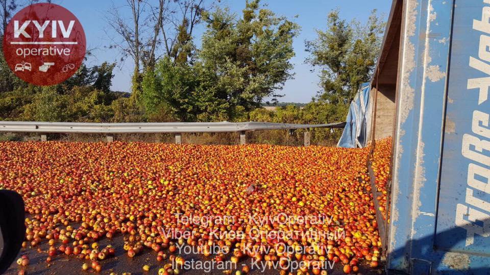 На трасі Київ-Харків перекинулась фура / фото Київ оперативний На трасі Київ-Харків перекинулась фура / фото Київ оперативний