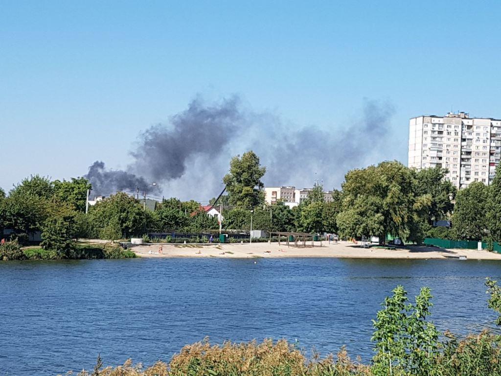 В Киеве горят Русановские сады / фото Информатор В Киеве горят Русановские сады / фото Информатор
