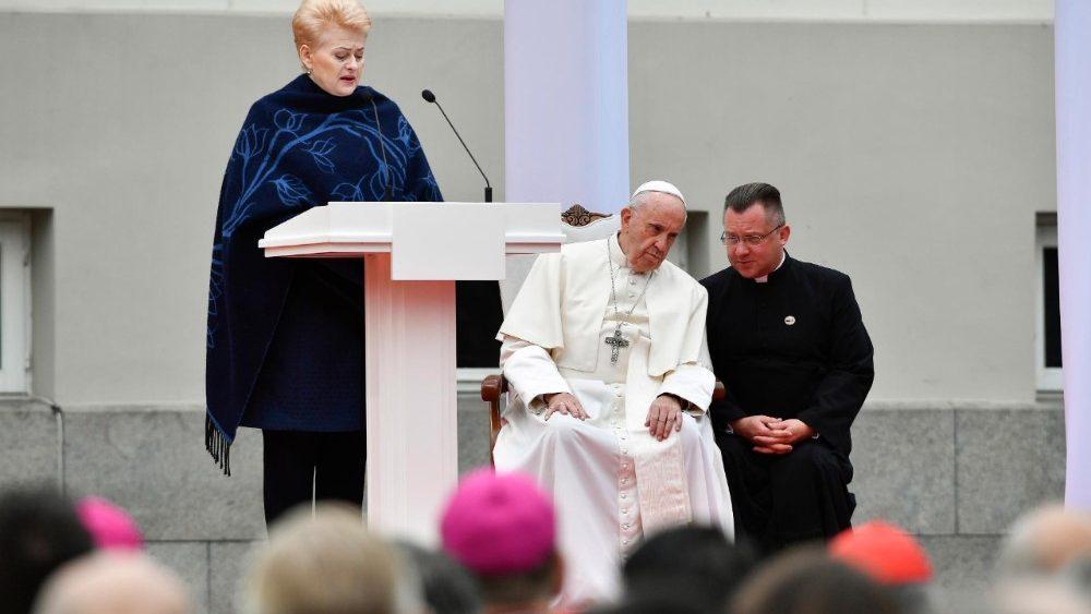 Глава Католической Церкви прибыл в Литву / vaticannews.va