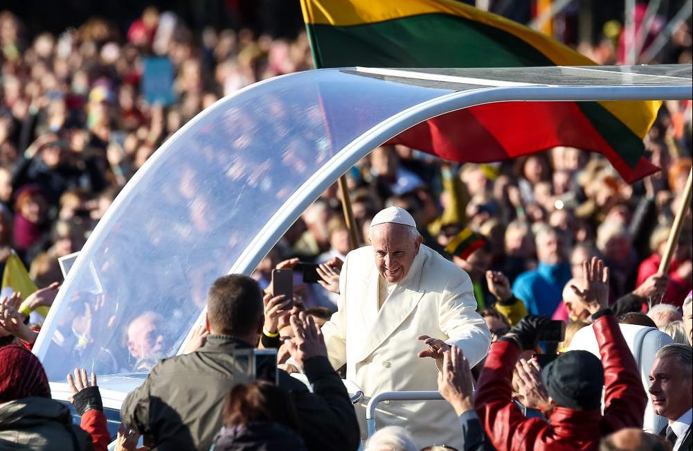 Понтифика толпа встретила, махая флагами Литвы и Ватикана / delfi.lt