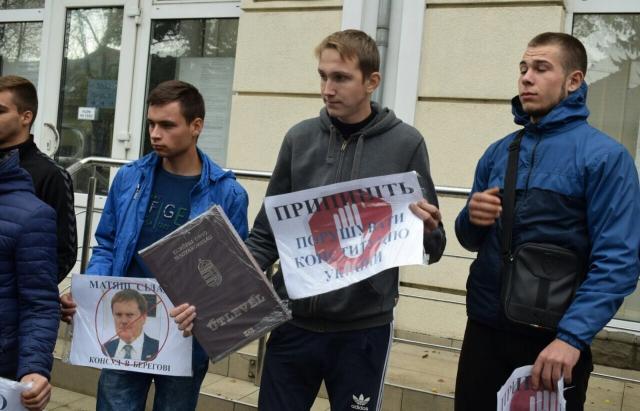 Скандал з нібито видачею угорських паспортів на Закарпатті не вщухає / фото mukachevo.net Скандал з нібито видачею угорських паспортів на Закарпатті не вщухає / фото mukachevo.net