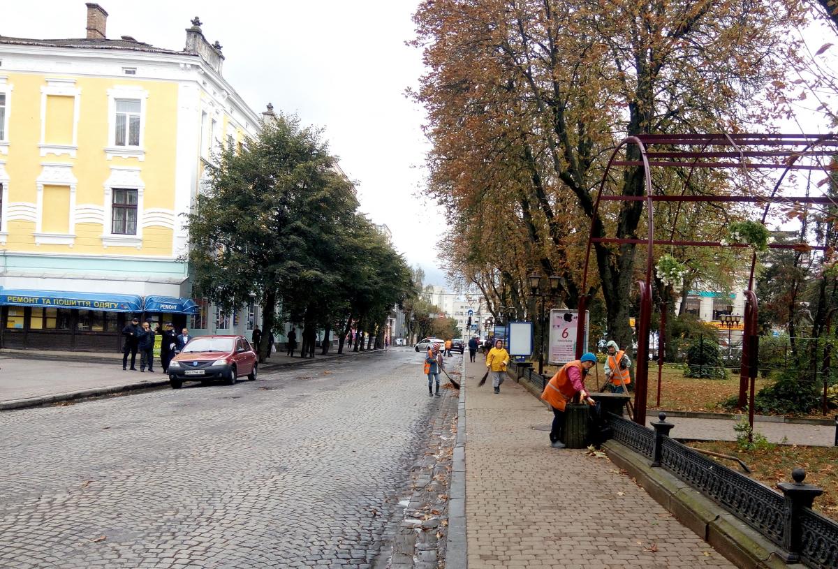 Тернополяни критикують показуху, до якої вдалася влада міста з нагоди приїзду прем’єр-міністра / фото УНІАН Тернополяни критикують показуху, до якої вдалася влада міста з нагоди приїзду прем’єр-міністра / фото УНІАН