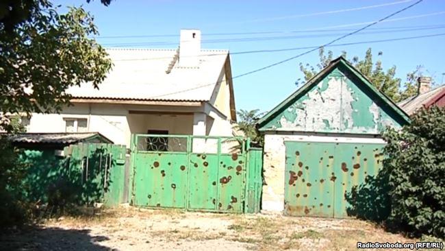 Про боевые действия напоминают следы осколков боеприпасов / фото Радио Свобода