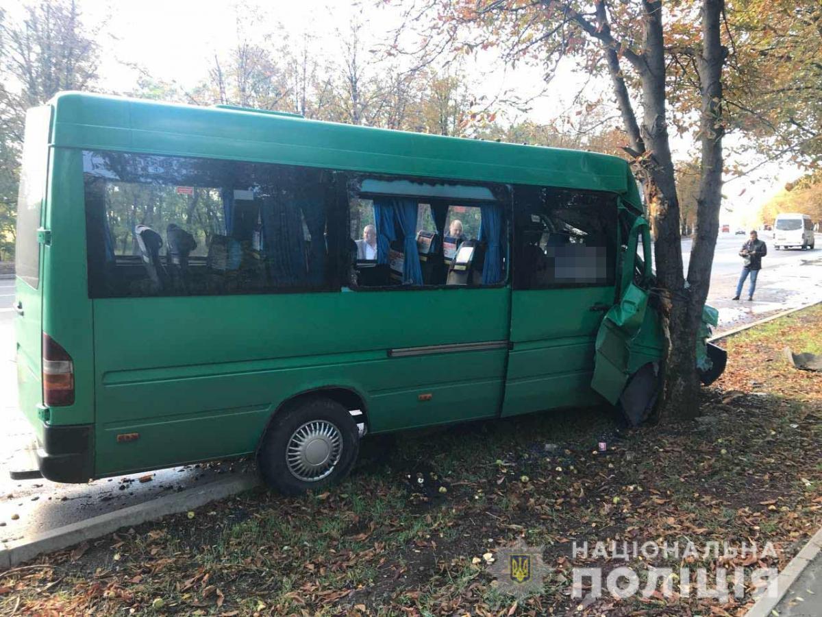 Одного з постраждалих у ДТП з маршруткою доставили до лікарні з підозрою на перелом лобової кістки / фото dp.npu.gov.ua Одного з постраждалих у ДТП з маршруткою доставили до лікарні з підозрою на перелом лобової кістки / фото dp.npu.gov.ua