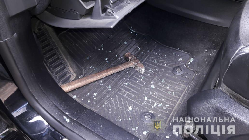 Стекло автомобиля разбили молотком / фото lv.npu.gov.ua Стекло автомобиля разбили молотком / фото lv.npu.gov.ua