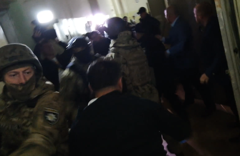 У лікарні, де перебуває підозрюваний у замаху на Михайлика, сталася штовханина між силовиками та представниками грузинської діаспори / скріншот