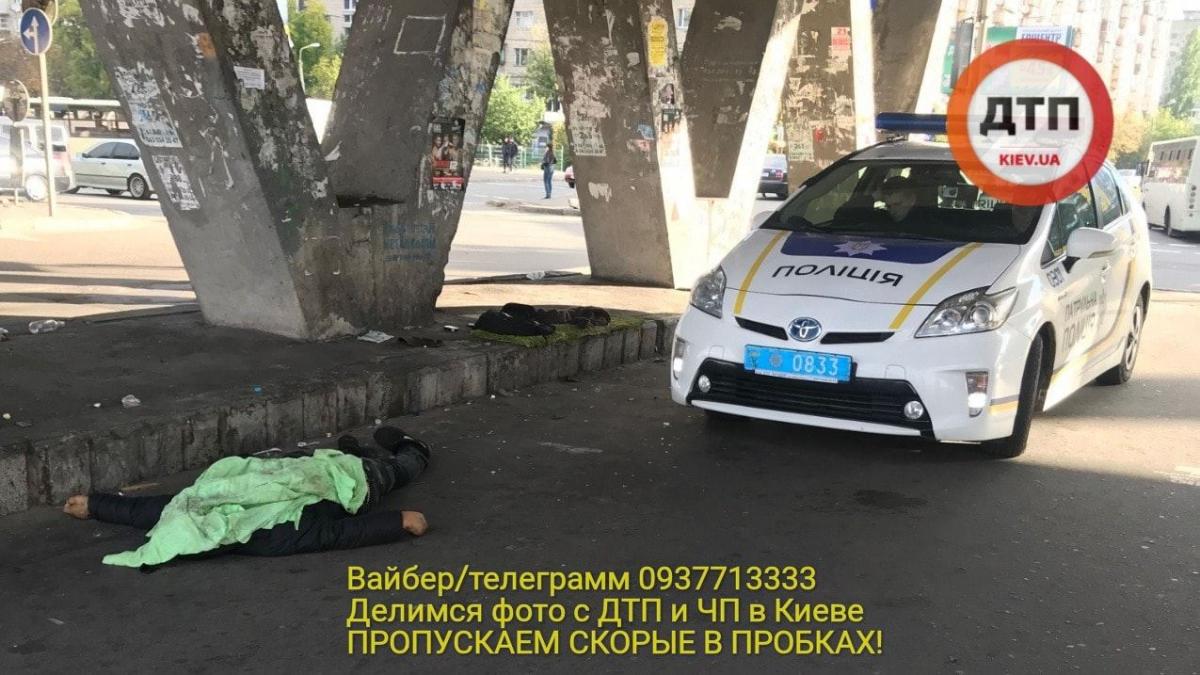На Лесном массиве в Киеве обнаружили труп мужчины / фото dtp.kiev.ua На Лесном массиве в Киеве обнаружили труп мужчины / фото dtp.kiev.ua