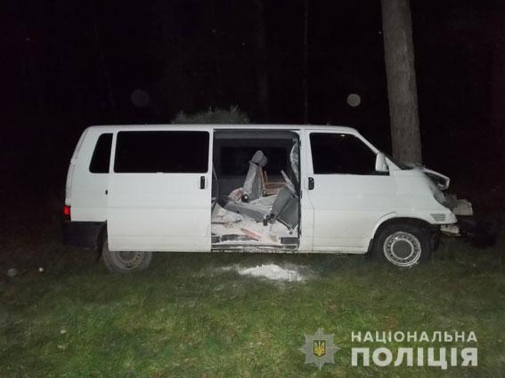 Мікроавтобус вискочив на узбіччя і врізався в дерево фото: Нацполіція Мікроавтобус вискочив на узбіччя і врізався в дерево фото: Нацполіція