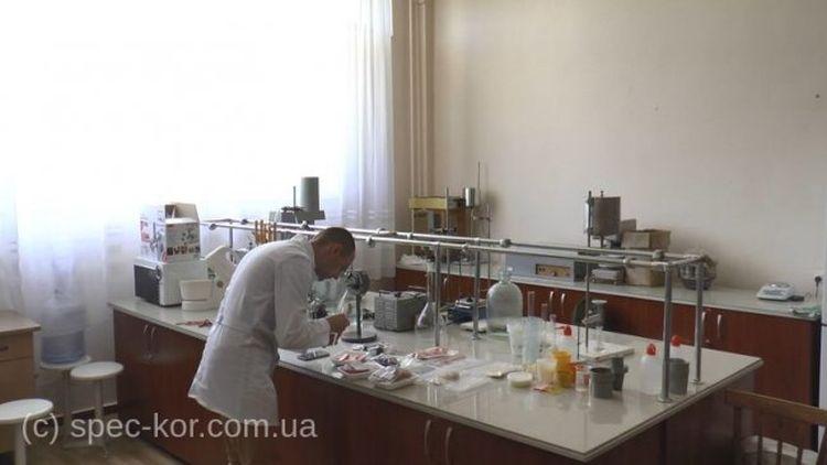 Искусственное сало состоит из растительного масла и желатина / фото segodnya.ua Искусственное сало состоит из растительного масла и желатина / фото segodnya.ua