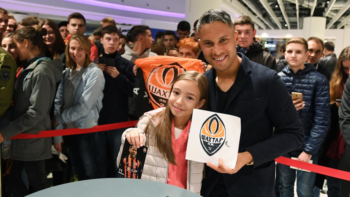 Марлос профел автограф-сесію для вболівальників / shakhtar.com Марлос профел автограф-сесію для вболівальників / shakhtar.com