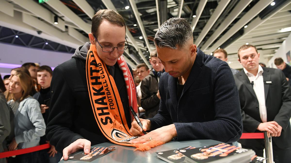 Марлос профел автограф-сесію для вболівальників / shakhtar.com Марлос профел автограф-сесію для вболівальників / shakhtar.com