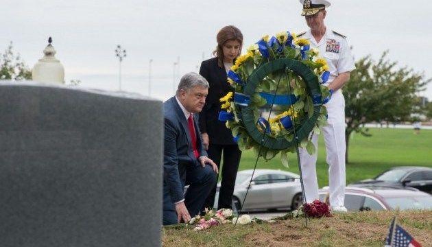 Вместе с супругой он возложил венок на могилу Маккейна \ пресс-служба президента