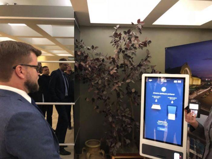 Кравцов уже протестував новий квитковий термінал / фото Андрій Рязанцев/Facebook Кравцов уже протестував новий квитковий термінал / фото Андрій Рязанцев/Facebook