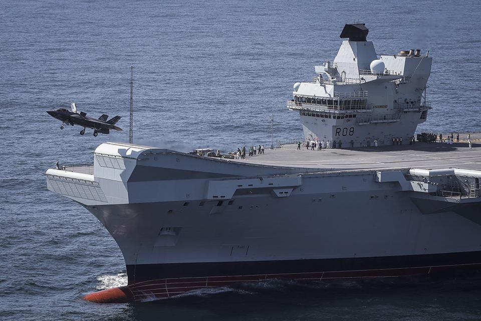 Авианосец HMS Queen Elizabeth - крупнейший из когда-либо построенных в Великобритании / фото gov.uk Авианосец HMS Queen Elizabeth - крупнейший из когда-либо построенных в Великобритании / фото gov.uk