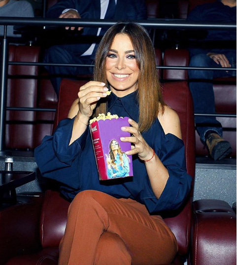 На фото Лорак сидит в кинотеатре с попкорном в руках / Instagram Ани Лорак