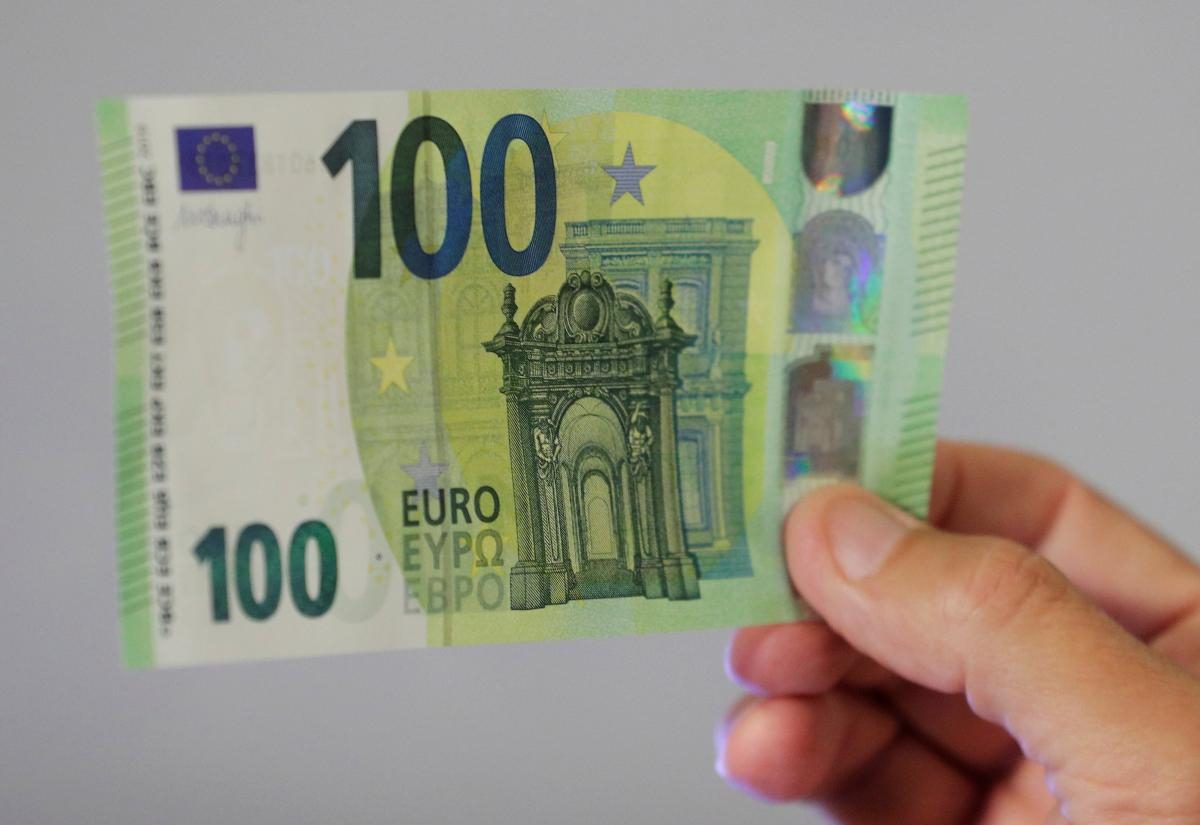 В Германии впервые показали новые банкноты 100 и 200 евро (фото) .
