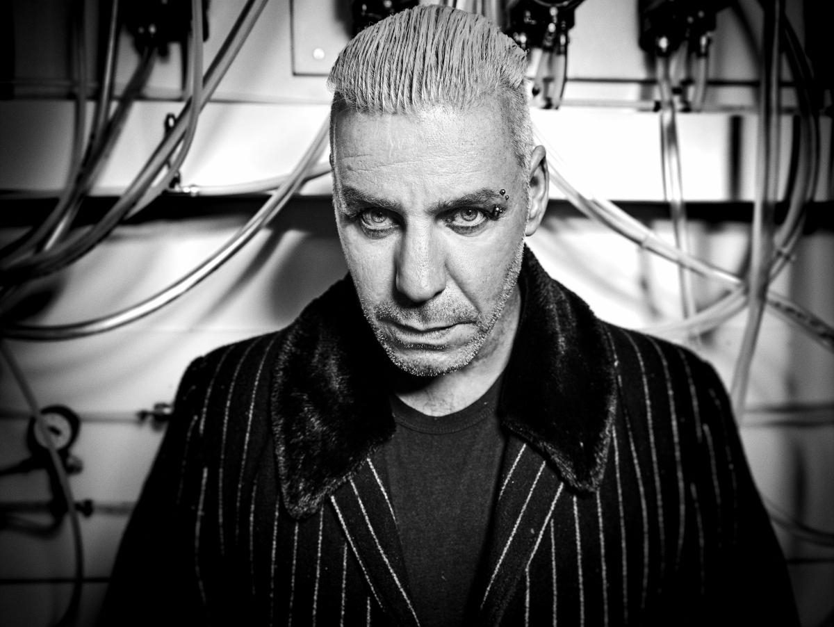 Лидер Rammstein рухнул прямо на сцене: падение Тилля Линдеманна попало навидео — УНИАН