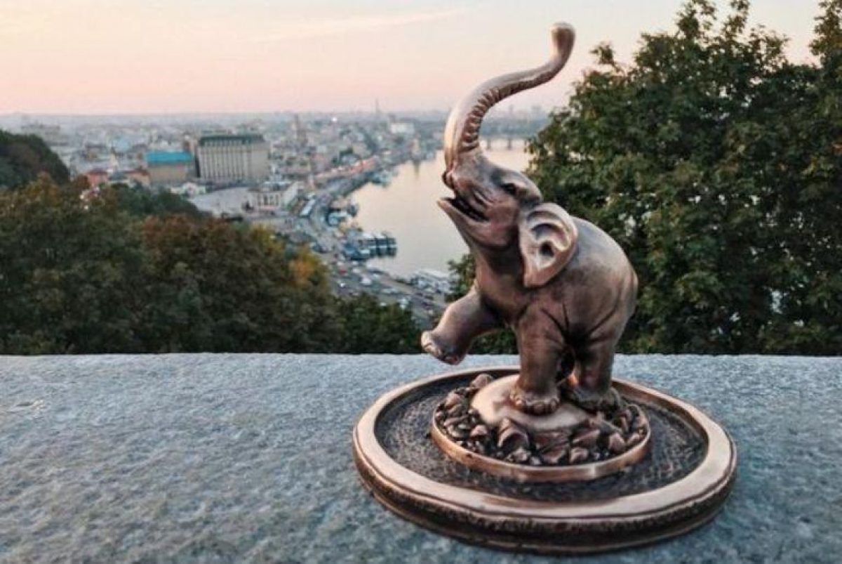 У Києві біля Арки дружби народів з'явилася міні-скульптура слона (фото) | УНІАН