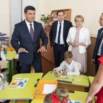 Гройсман пообещал учителям поднять зарплаты, но только с января
