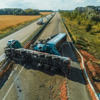 В Киевской области молоковоз врезался в фуру с яблоками, пролежавшую два дня на дороге