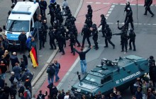 У німецькому Хемніці відбулись багатотисячні акції правих та їх противників, затримано 300 осіб (фото, відео)