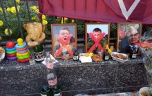 В Киеве возле посольства РФ с курами и настойкой глода отправили в последний путь Захарченко (фото)