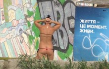 Ловила момент: мережу розсмішила дівчина в Одесі у відвертому купальнику (фото)